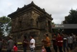 Warga membawa sesaji dalam Tradisi Ritual Tumpengan di Candi Badut, Malang, Jawa Timur, Minggu (22/7). Tradisi tahunan tersebut diadakan masyarakat sekitar kawasan Candi Badut sebagai bentuk ungkapan syukur terhadap Tuhan Yang Maha Esa. Antara Jatim/Ari Bowo Sucipto/zk/18.