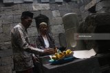 Warga membawa sesaji dalam Tradisi Ritual Tumpengan di Candi Badut, Malang, Jawa Timur, Minggu (22/7). Tradisi tahunan tersebut diadakan masyarakat sekitar kawasan Candi Badut sebagai bentuk ungkapan syukur terhadap Tuhan Yang Maha Esa. Antara Jatim/Ari Bowo Sucipto/zk/18.