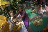 Masyarakat adat melakukan ritual ruwatan dengan merias patung Dewi Sri dan Dewa Toya di area wisata konservasi Telaga Buret, Tulungagung, Jawa Timur, Jumat (20/7). Ritual ulur-ulur merupakan tradisi turun-temurun yang dianut sejak ratusan tahun sebagai kearifan lokal serta bentuk syukur atas limpahan sumber air yang membawa kesuburan dan kemakmuran bagi warga di empat desa sekitarnya. Antara Jatim/Destyan Sujarwoko/mas/18.