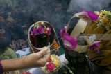 Masyarakat adat melakukan ritual ruwatan dengan merias patung Dewi Sri dan Dewa Toya di area wisata konservasi Telaga Buret, Tulungagung, Jawa Timur, Jumat (20/7). Ritual ulur-ulur merupakan tradisi turun-temurun yang dianut sejak ratusan tahun sebagai kearifan lokal serta bentuk syukur atas limpahan sumber air yang membawa kesuburan dan kemakmuran bagi warga di empat desa sekitarnya. Antara Jatim/Destyan Sujarwoko/mas/18.