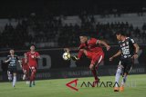 Pesepak bola Timnas U-23 Beto Goncalves (kedua kanan) berusaha melewati pesepak bola Bali United, Syaiful Indra (kanan) dalam laga uji coba di Stadion I Wayan Dipta, Gianyar, Bali, Selasa (31/7). Pertandingan persahabatan tersebut merupakan persiapan Timnas U-23 dalam berlaga di Asian Games 2018. Antaranews Bali/Nyoman Budhiana/18.