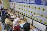 Sejumlah pemohon SIM mengerjakan ujian teori kelalulintasan berbasis komputer (online) di kantor Satuan Penyelenggara Administrasi SIM (Satpas) Polres Tulungagung, Tulungagung, Jawa Timur, Senin (16/7). Ujian SIM berbasis daring itu baru sebulan diberlakukan dengan tujuan agar mekanisme ujian teori bagi pemohon SIM berlangsung lebih efisien dan transparan. Antara jatim/Destyan Sujarwoko/18