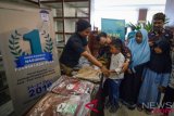 Ketua Forum Nasional Lembaga Kesejahteraan Sosial Anak - Panti Asuhan Anak (Fornas LKSA-PSAA) Yanto Mulya Pibiwanto (ketiga kiri) memberikan santunan kepada anak yatim saat Musyawarah Nasional Fornas LKSA-PSAA di Bandung, Jawa Barat, Kamis (26/7/2018). Dalam munas tersebut, Formas LKSA-PSAA mengusulkan pada pemerintah melalui Kementerian Sosial untuk menetapkan 26 Juli sebagai hari anak yatim nasional. (ANTARA FOTO/Raisan Al Farisi) 