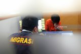 Penyidik Pengawasan dan Penindakan Keimigrasian (Wasdakim) melakukan pemeriksaan terakhir terhadap Konan sebelum dilimpahkan ke Kejaksaan Negeri Blitar di Kantor Imigrasi Kelas II Blitar, Jawa Timur, Kamis (5/7). Penyidik Imigrasi Blitar menetapkan Konan Nzue Ange Oliver (23) asal Pantai Gading sebagai tersangka lantaran terbukti tidak memiliki dokumen resmi saat tinggal di Indonesia serta diduga kuat membuat paspor palsu untuk mengelabuhi petugas imigrasi saat proses penyelidikan. Antara Jatim/Irfan Anshori/mas/18.