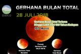 Warga Kupang saksikan gerhana bulan total selama 103 menit