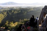 Sejumlah wisatawan menikmati keindahan alam di Tebing Keraton, Kabupaten Bandung, Jawa Barat, Sabtu (7/7). Tebing Keraton yang terletak di kawasan Taman Hutan Rakyat Djuanda tersebut menjadi salah satu tujuan wisata favorit wisatawan pada musim liburan sekolah dan akhir pekan. ANTARA JABAR/Yulius Satria Wijaya/agr/18.