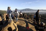 Sejumlah wisatawan menikmati keindahan alam di Tebing Keraton, Kabupaten Bandung, Jawa Barat, Sabtu (7/7). Tebing Keraton yang terletak di kawasan Taman Hutan Rakyat Djuanda tersebut menjadi salah satu tujuan wisata favorit wisatawan pada musim liburan sekolah dan akhir pekan. ANTARA JABAR/Yulius Satria Wijaya/agr/18.