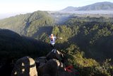 Sejumlah wisatawan menikmati keindahan alam di Tebing Keraton, Kabupaten Bandung, Jawa Barat, Sabtu (7/7). Tebing Keraton yang terletak di kawasan Taman Hutan Rakyat Djuanda tersebut menjadi salah satu tujuan wisata favorit wisatawan pada musim liburan sekolah dan akhir pekan. ANTARA JABAR/Yulius Satria Wijaya/agr/18.