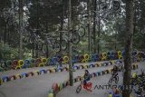 Sejumlah anak bermain sepeda di kawasan wisata Dago Dream Park, Kabupaten Bandung, Jawa Barat, Minggu (29/7). Dago Dream Park yang menawarkan konsep wahana foto selfie serta permainan bagi anak dan dewasa tersebut menjadi alternatif wisata liburan di akhir pekan bersama keluarga. ANTARA JABAR/Raisan Al Farisi/agr/18
