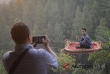 Pengunjung berfoto di kawasan wisata Dago Dream Park, Kabupaten Bandung, Jawa Barat, Minggu (29/7). Dago Dream Park yang menawarkan konsep wahana foto selfie serta permainan bagi anak dan dewasa tersebut menjadi alternatif wisata liburan di akhir pekan bersama keluarga. ANTARA JABAR/Raisan Al Farisi/agr/18