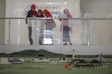 Pengunjung melihat miniatur Kota Bandung di Bandung Planning Gallery, Bandung, Jawa Barat, Kamis (5/7). Bandung Planning Gallery yang memiliki luas 1.600 meter persegi tersebut memamerkan rencana pembangunan kota Bandung kedepan serta yang sedang berlangsung saat ini. ANTARA JABAR/Raisan Al Farisi/agr/18
