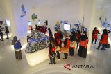 Pengunjung melihat miniatur Kota Bandung di Bandung Planning Gallery, Bandung, Jawa Barat, Kamis (5/7). Bandung Planning Gallery yang memiliki luas 1.600 meter persegi tersebut memamerkan rencana pembangunan kota Bandung kedepan serta yang sedang berlangsung saat ini. ANTARA JABAR/Raisan Al Farisi/agr/18
