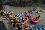 Wisatawan menaiki perahu karet saat wisata rafting di Sungai Cisadane Kawasan Caringin Maseng, Kabupaten Bogor, Jawa Barat, Sabtu (14/7). Wisata alam susur Sungai Cisadane sepanjang tujuh kilometer dengan jarak tempuh satu jam setengah tersebut menjadi wisata favorit wisatawan di Kabupaten Bogor. ANTARA JABAR/Raisan Al Farisi/agr/18
