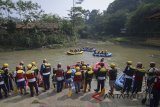 Wisatawan menaiki perahu karet saat wisata rafting di Sungai Cisadane Kawasan Caringin Maseng, Kabupaten Bogor, Jawa Barat, Sabtu (14/7). Wisata alam susur Sungai Cisadane sepanjang tujuh kilometer dengan jarak tempuh satu jam setengah tersebut menjadi wisata favorit wisatawan di Kabupaten Bogor. ANTARA JABAR/Raisan Al Farisi/agr/18
