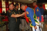 Kepala Staf Angkatan Darat (KASAD) Jenderal TNI Mulyono (kiri) mewisuda prajurit taruna pada upacara Penutupan Pendidikan dan Wisuda Sarjana Taruna Akmil Tingkat IV/Sermatutar 2017/2018 di komplek Akademi Militer, Magelang, Jawa Tengah, Selasa (10/7/2018). Sebanyak 225 orang Taruna Taruni Tingkat IV/Sermatutar 2018, yang terdiri dari 213 Taruna dan 12 Taruni Akademi Militer diwisuda, 40 orang di antaranya menyandang predikat cumlaude. (ANTARA /Anis Efizudin)