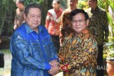 Ketua Umum Partai Gerindra Prabowo Subianto (kanan) berjabat tangan dengan Ketua Umum Partai Demokrat Susilo Bambang Yudhoyono (kiri) sebelum melakukan pertemuan tertutup di kediaman Prabowo, Jalan Kertanegara, Jakarta Selatan, Senin (30/7). Pertemuan tersebut merupakan tindak lanjut dari komunikasi politik yang dibangun kedua partai untuk Pilpres 2019. ANTARA FOTO/Sigid Kurniawan/wdy/2018.