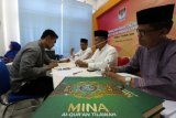 Bakal calon legislatif peserta pemilu 2019 (kedua kiri) mengikuti uji mampu baca Alquran yang dilakukan Komisi Independen Pemilihan di Banda Aceh, Aceh, Rabu (16/7). Uji kemampuan membaca Alquran merupakan implementasi dari Qanun (peraturan daerah) Nomor 3/2008 tentang Partai Politik peserta pemilu untuk bakal calon anggota legislatif DPRA dan DPRK serta diatur dalam Keputusan KPU No. 869/PL.01.4-Kpt/03/KPU/VII/2018 tertanggal 6 Juli 2018 yang berlaku hanya di Provinsi Aceh. (ANTARA FOTO/Irwansyah Putra/aww/18)