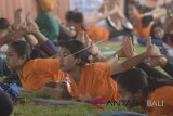 Sejumlah peserta mengikuti Denpasar Yoga Festival 2018 di kawasan Kertalangu, Denpasar, Bali, Minggu (22/7). Festival Yoga yang digelar selama dua hari tersebut diikuti oleh peserta dari berbagai daerah di Indonesia dan mancanegara yang diharapkan dapat memasyarakatkan olahraga Yoga. ANTARA FOTO/Fikri Yusuf/wdy/2018