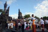 Sejumlah warga lintas agama mengikuti meditasi dan doa bersama di Monumen Bajra Sandhi, Denpasar, Bali, Senin (9/7). Doa bersama lintas agama tersebut bertujuan untuk kedamaian dunia pascaterjadi letusan Gunung Agung, banjir, dan sejumlah bencana lainnya yang berdampak bagi kehidupan masyarakat. ANTARA FOTO/Wira Suryantala/wdy/2018