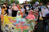 Aktivis lingkungan dan personel Balai Konservasi Sumber Daya Alam (BKSDA) Aceh yang tergabung dalam komunitas Tiger Heart Aceh memperingati Hari Harimau Sedunia di Banda Aceh, Aceh, Minggu (29/7). Hari Harimau Sedunia yang diperingati setiap 29 Juli digelar dengan tema Kearifan Lokal untuk Konservasi Harimau Sumatera. (ANTARA FOTO/Irwansyah Putra/kye/18)