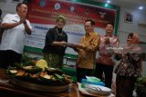 Presiden Direktur PT. Charoen Pokphand Indonesia yang juga Ketua Umum Charoen Pokphand Foundation, Thomas Effendy (tiga kanan) menyerahkan tumpeng untuk Dekan Fakultas Psikologi Universitas Diponegoro, Hastaning Sakti saat syukuran pencatatan rekor MURI di Ponpes Tebuireng, Jombang, Jawa Timur, Rabu (11/7). Charoen Pokphand Foundation berhasil mencatat rekor Museum Rekor Dunia Indonesia (MURI) pelatihan penguatan pendidikan karakter secara bersambung kepada guru terbanyak. Yakni, sebanyak 1092 orang guru di 14 daerah yang berlangsung mulai 13 September 2017 hingga 11 Juli 2018. Antara Jatim/Syaiful Arif/mas/18.