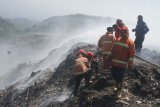 Petugas PMK memadamkan api yang membakar gunung sampah di TPA Supit Urang, Malang, Jawa Timur, Rabu (25/7). Kebakaran di TPA seluas 16 hektare tersebut mengakibatkan 4 kecamatan dilanda kabut asap dan diperkirakan baru bisa dipadamkan dalam lima hari karena kandungan gas metan. ANTARAFOTO/Ari Bowo Sucipto/ama/18.