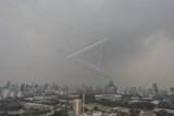 Kondisi udara di Ibukota DKI Jakarta dengan latar belakang gedung tinggi di Jakarta, Selasa (17/7). Berdasarkan alat pemantau Indeks Standar Pencemaran Udara (ISPU) kota-kota besar di dunia, yang dipasang di kompleks kedutaan Besar AS, tercatat Jakarta menempati posisi pertama dalam hal kualitas udara terburuk di dunia, mengungguli Beijing, Lahor, New Delhi dan Dhaka. ANTARA FOTO/Muhammad Adimaja/ama/18