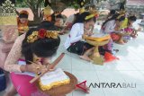 Sejumlah siswa SMP berlomba menulis dengan huruf Bali di atas daun lontar di Pesta Kesenian Bali (PKB) 2018 di Taman Budaya Denpasar, Selasa (3/7). Lomba yang diikuti oleh seluruh perwakilan SMP se-Bali tersebut untuk meningkatkan kreativitas anak sekaligus upaya pelestarian budaya Bali yang kini mulai memudar. ANTARA FOTO/Wira Suryantala/wdy/18.