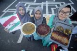 Tiga mahasiswi jurusan keperawatan Universitas Muhammadiyah Surabaya (UMS) Vika Ramadhana Fitriyani (kanan), Zakiyah (tengah) dan Aini Lukluatul Lababah (kiri) menunjukkan inovaasi makanan ringan 