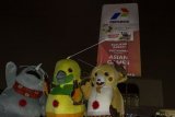 Maskot Asian Games berfoto bersama dengan background video mapping saat peluncuran video mapping atau layar bergerak di Kantor Pusat Pertamina, Jakarta, Kamis (5/7). Pertamina meluncurkan video mapping untuk mengkampanyekan Asian Games 2018 serta mendorong dan mengajak warga untuk ikut mendukung Asian Games. ANTARA FOTO/Galih Pradipta/foc/18.