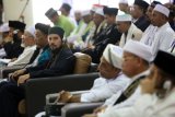 Para ulama, pimpinan pondok pasantren, pemerhati tasawuf dari dalam dan luar negeri dan jajaran Pemerintahan mengikuti muzakarah ulama tauhid sufi internasional di Auditorium Prof Ali Hasyimi UIN Ar-Raniry, Banda Aceh, Aceh, Sabtu (14/7). Muzakarah ulama tauhid sufi internasional yang digelar Majelis Pengkajian Tauhid Tasawuf (MPTT) diikuti 3.000 lebih peserta dari negara Maroko, Suriah, Malaysia, Thailand, Kamboja, Libya, Tunisia dan Fiilipina serta perwakilan dari daerah di Indonesia dengan mengangkat tema 