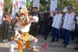 Menteri Pariwisata Arief Yahya (kedua kanan) membawa obor api Asian Games 2018 bersama Menteri Koperasi dan UKM, Anak Agung Gede Ngurah Puspayoga (kanan) di objek wisata Subak Sembung, Denpasar, Bali, Selasa (24/7). Setelah dari Subak Sembung, kirab obor api Asian Games berakhir di kawasan Garuda Wisnu Kencana (GWK) Bali. ATARA FOTO/Wira Suryantala/wdy/2018.