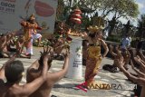 Penari mementaskan tari Kecak di sekitar mini kaldron saat pawai obor (torch relay) Asian Games 2018 di Monumen Bajra Sandhi, Renon, Denpasar, Bali, Selasa (24/7). Pawai Obor Asian Games 2018 di Pulau Dewata melintasi sejumlah lokasi antara lain Monumen Bajra Sandhi, Istana Kepresidenan Tampaksiring dan beberapa objek wisata di sejumlah kota/kabupaten. ANTARA FOTO/Fikri Yusuf/wdy/2018.