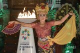 Penari menari Joged Bumbung di dekat mini kaldron saat pawai obor (torch relay) Asian Games 2018 di Istana Kepresidenan Tampaksiring, Gianyar, Bali, Senin (23/7). Pawai Obor Asian Games 2018 di Pulau Dewata melintasi sejumlah lokasi antara lain Istana Kepresidenan Tampaksiring dan beberapa objek wisata di sejumlah kota/kabupaten. ANTARA FOTO/Fikri Yusuf/wdy/2018