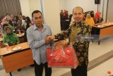 Officer PKU Permodalan Nasional Madani (PNM) Surabaya Dicky Irwanto (kanan) memberikan hadiah kepada salah peserta yang beruntung saat acara Gathering dan Pelatihan Pengembangan Usaha di Surabaya, Jawa Timur, Sabtu (14/7). Kegiatan yang diikuti 100 peserta tersebut bertujuan untuk memberikan wawasan bagi nasabah PNM dalam mengembangkan produk usaha dan menaikkan omset penjualannya. Antara Jatim/Moch Asim/18.