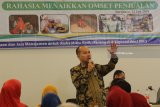 Officer PKU Permodalan Nasional Madani (PNM) Surabaya Dicky Irwanto memberikan materi kepada peserta saat acara Gathering dan Pelatihan Pengembangan Usaha di Surabaya, Jawa Timur, Sabtu (14/7). Kegiatan yang diikuti 100 peserta tersebut bertujuan untuk memberikan wawasan bagi nasabah PNM dalam mengembangkan produk usaha dan menaikkan omset penjualannya. Antara Jatim/Moch Asim/18.