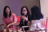 Brand Manager Personal Care Maxi-Peel Charmaine E Sales (tengah) bersama Dermatologis Inneke Jane (kiri) menjelaskan tentang produk 