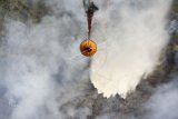 Helikopter MI-172 milik Badan Nasional Penanggulangan Bencana (BNPB) melakukan pemadaman kebakaran lahan dari udara ''water boombing'' di Pedamaran Induk, Ogan Komering Ilir (OKI), Sumatera Selatan, Kamis (19/7). Badan Penanggulangan Bencana Daerah (BPBD) Provinsi Sumatera Selatan menurunkan satu helikopter MI-172, Helikopter Bolkow untuk melakukan pemadaman kebakaran hutan dan lahan yang terbakar sejak empat hari yang lalu. ANTARA FOTO/Nova Wahyudi/aww/18.