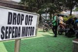 Pengemudi ojek daring (online) menunggu penumpang di area pemberhentian khusus sepeda motor di Gedung Balai Kota, Jakarta, Selasa (31/7). Gubernur DKI Jakarta Anies Baswedan menginstruksikan adanya tempat pemberhentian khusus bagi ojek online di kantor-kantor Pemprov DKI agar tidak mengganggu arus lalu lintas. ANTARA FOTO/Galih Pradipta/wdy/2018.