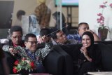 Model asal Manado, Fenny Steffy Burase (kanan) menunggu untuk menjalani pemeriksaan di Gedung KPK, Jakarta, Rabu (18/7). Fenny Steffy Burase diperiksa sebagai saksi untuk tersangka Gubernur Aceh Irwandi Yusuf terkait kasus dugaan suap pengalokasian dan penyaluran Dana Otonomi Khusus Aceh (DOKA) tahun anggaran 2018. (ANTARA FOTO/ Reno Esnir/aww/18)