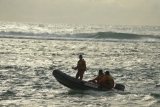 Tim Basarnas menggunakan perahu karet menyisir perairan pantai untuk mencari seorang pengunjung yang tenggelam terseret ombak besar di Pantai Wisata Lampuuk, Kabupaten Aceh Besar, Aceh, Sabtu (21/7). Dua pengunjung terseret ombak besar saat mandi di pantai wisata itu, seorang di antaranya berhasil diselamatkan warga, sedangkan seorang lainnya belum ditemukan dan pencarian akan dilanjutkan pada Minggu (22/7). (ANTARA FOTO/Ampelsa/nz/18)