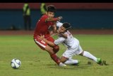 Pesepak bola Indonesia U-19 Witan Sulaeman (kiri) berebut bola dengan pesepak bola Vietnam U-19 Nguyne Hung Thien Duc (kanan) dalam laga penyisihan grup A Piala AFF U19 di Gelora Delta Sidoarjo, Sidoarjo, Jawa Timur, Sabtu (7/7). ANTARA FOTO/Zabur Karuru/pd/18