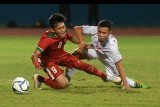 Pesepak bola Indonesia U-19 Witan Sulaeman (kiri) berebut bola dengan pesepak bola Vietnam U-19 Nguyne Hung Thien Duc (kanan) dalam laga penyisihan grup A Piala AFF U19 di Gelora Delta Sidoarjo, Sidoarjo, Jawa Timur, Sabtu (7/7). ANTARA FOTO/Zabur Karuru/pd/18