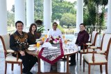 Presiden Joko Widodo (tengah) bersantap siang bersama Ketua Umum Partai Perindo Hary Tanoesoedibjo (kanan), Ketua Umum PSI Grace Natalie (kedua kiri) dan Ketua Umum PKPI Diaz Hendropriyono (kiri) di beranda Istana Bogor, Jawa Barat, Sabtu (28/7). Presiden Joko Widodo dalam akun instagramnya (@jokowi) menyatakan orang-orang muda yang kini berada di level atas kepemimpinan partai membawa pikiran, semangat dan kegairahan baru di dunia politik Indonesia. FOTO ANTARA/Biropers-Intan/pus/18