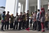 Presiden Joko Widodo (ketujuh kanan) berdialog dengan sejumlah bupati saat silaturahmi di Istana Bogor, Jawa Barat, Kamis (6/7). Silaturahmi presiden dengan sejumlah bupati tersebut sekaligus untuk berdialog tentang permasalahan di daerah, termasuk gejolak ekonomi daerah. ANTARA FOTO/Puspa Perwitasari/wdy/2018