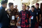 Calon Gubernur Bali Wayan Koster (tengah) bersama tim pemenangan menyapa Ketua Bawaslu Bali Ketut Rudia (kedua kiri) saat rekapitulasi perhitungan suara Pilkada Bali di kantor KPU Provinsi Bali, Denpasar, Bali, Minggu (8/7). KPU Provinsi Bali menetapkan pasangan I Wayan Koster-Tjokorda Artha Ardhana Sukawati (Koster-Cok Ace) unggul dengan perolehan 1.213.075 suara, mengalahkan pasangan Ida Bagus Rai Dharma Wijaya Mantra-Ketut Sudikerta yang memperoleh 889.930 suara. ANTARA FOTO/Wira Suryantala/wdy/2018