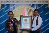 Penghargaan kain tenun ikat tradisional terpanjang