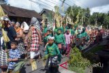 Sejumlah warga yang berbusana makhluk menyeramkan berjalan berkeliling kampung membawa sarana upacara dalam ritual Ngerebeg di Desa Tegallalang, Gianyar, Bali, Rabu (4/7/2018). ANTARA FOTO /Wira Suryantala/wdy/2018