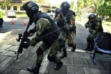 Sejumlah anggota Paskhas TNI AU melakukan penyerbuan pada simulasi pembebasan sandera di Lanud Sam Ratulangi, Manado, Sulawesi Utara, Kamis (19/7). Simulasi Operasi 