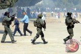 Tentara Israel serbu Masjid Al Aqsa, tangkap sejumlah pemuda Palestina